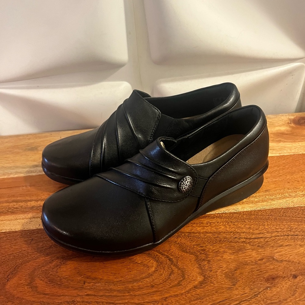 Beautiful Clarks Black Leather Loafers for Women